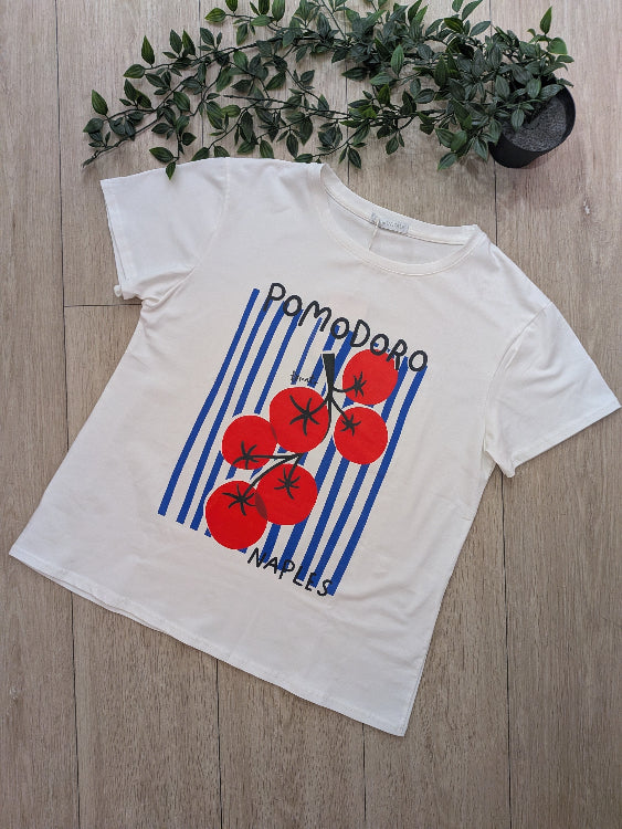 T-shirt imprimé d'une grappe de tomate sur un fond de rayures bleu foncé. Photo a plat