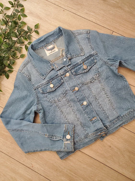 Veste en jean . photo a plat. colorie bleu