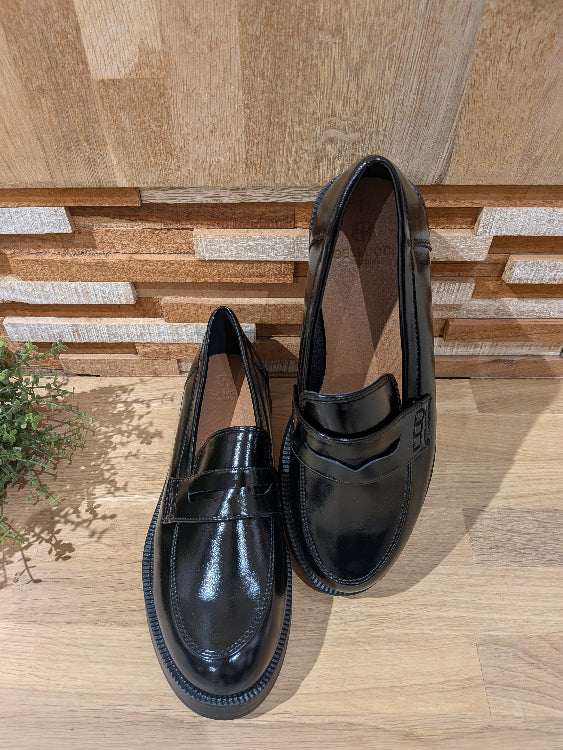 Mocassin effet cuir brillant noir. 
