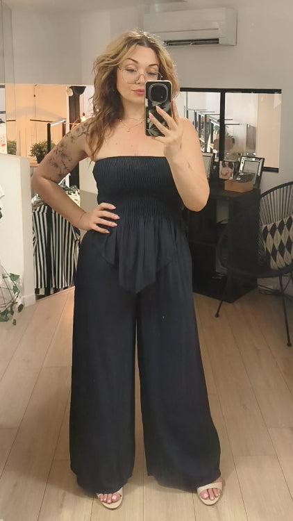 Ensemble bleu marine composé d'un bustier smocké et d'un pantalon fluide. Photo porté. 