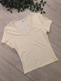 Tshirt col V a dentelle. colorie jaune. photo a plat. 