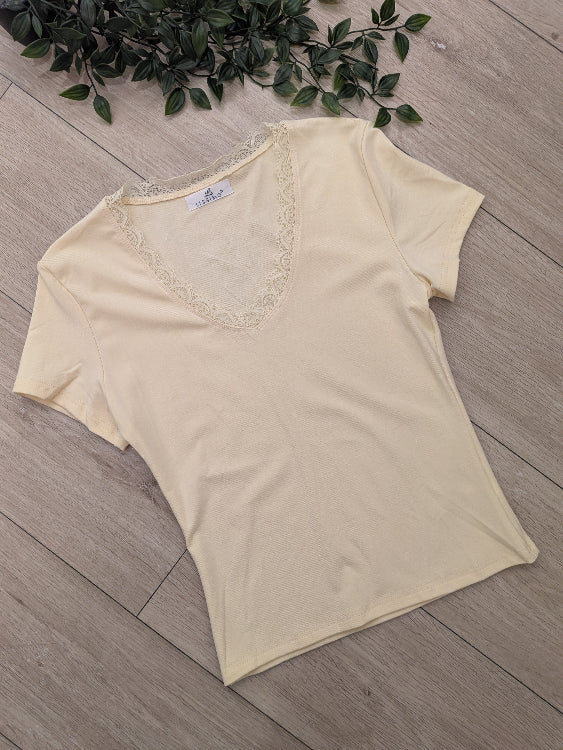 Tshirt col V a dentelle. colorie jaune. photo a plat. 