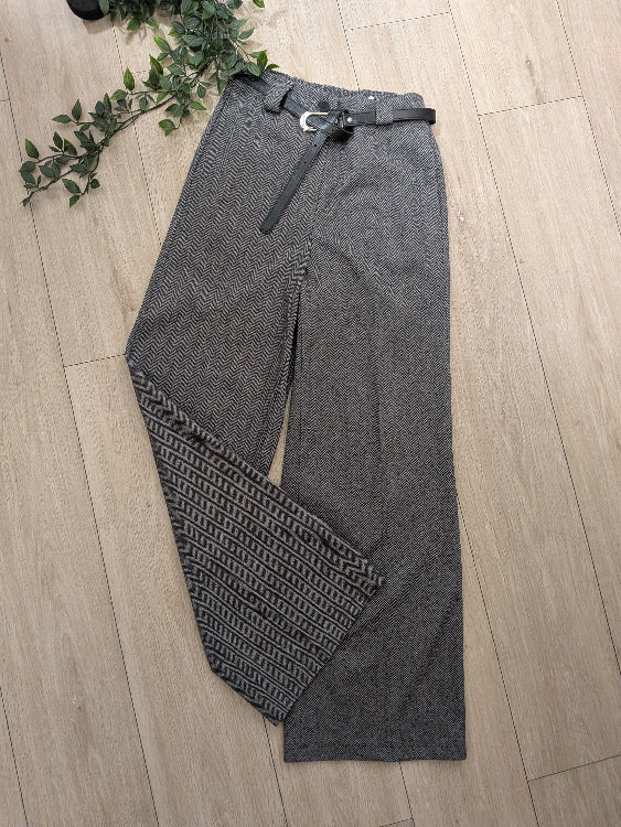 Pantalon en tissus chevron colorie gris.