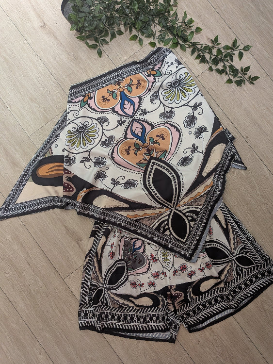 ensemble foulard composé d'un short et d'un top manche longue. photo a plat colorie noir