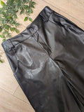 pantalon droit en simili cuir noir. photo détail.