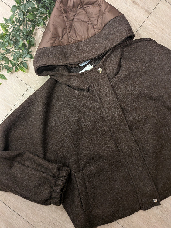 Blouson avec détails matelassé colorie Marron. photo a plat. 