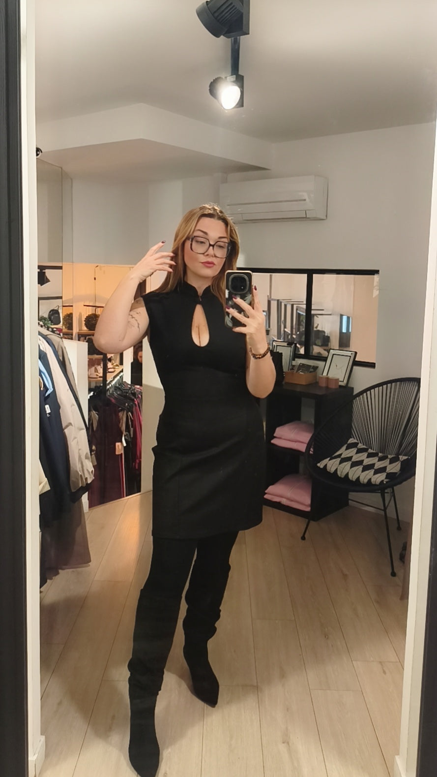 Robe décolleté goute. photo porté colorie noir