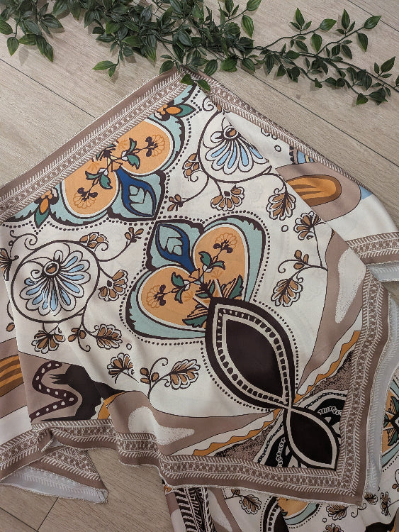 ensemble foulard composé d'un short et d'un top manche longue. photo top. colorie beige