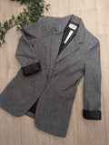 Veste en tissus chevron colorie gris.