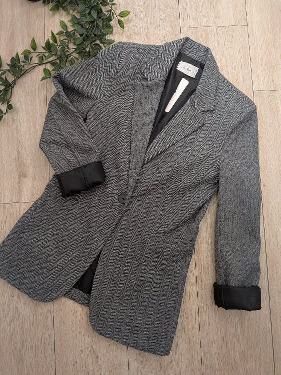 Veste en tissus chevron colorie gris.