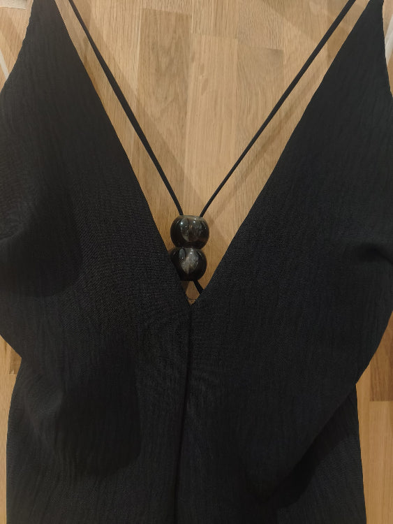 Robe longue dos nue avec perle en acétate. Photo détail. colorie noir