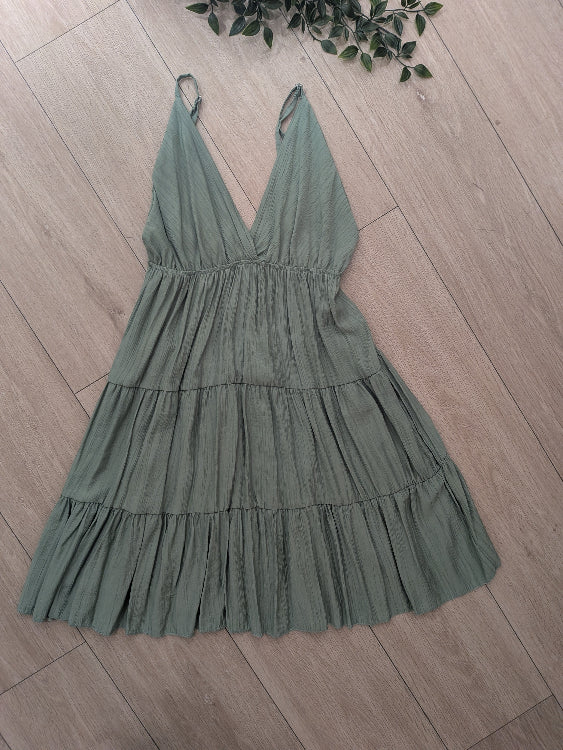 Robe courte fine bretelle a volant. photo a plat colorie vert d'eau