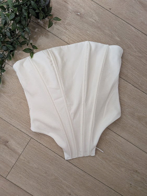 Bustier corset blanc . photo a plat devant.
