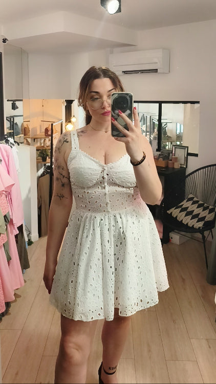 Robe courte en dentelle anglaise. photo porté colorie blanc