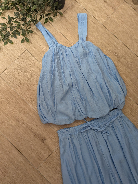 Ensemble fluide composé d'un débardeur boule et d'un pantalon droit et large. Photo a plat colorie Bleu. 