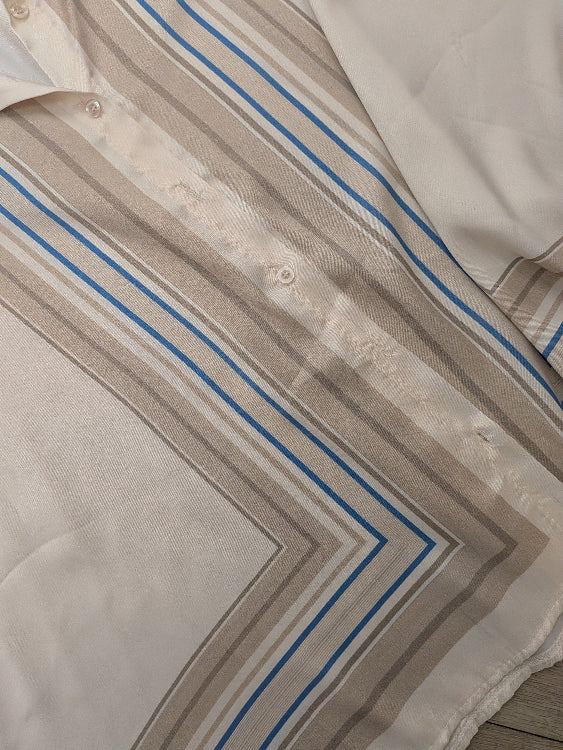 Ensemble chemise et pantalon en tissus foulard géométrique. détails