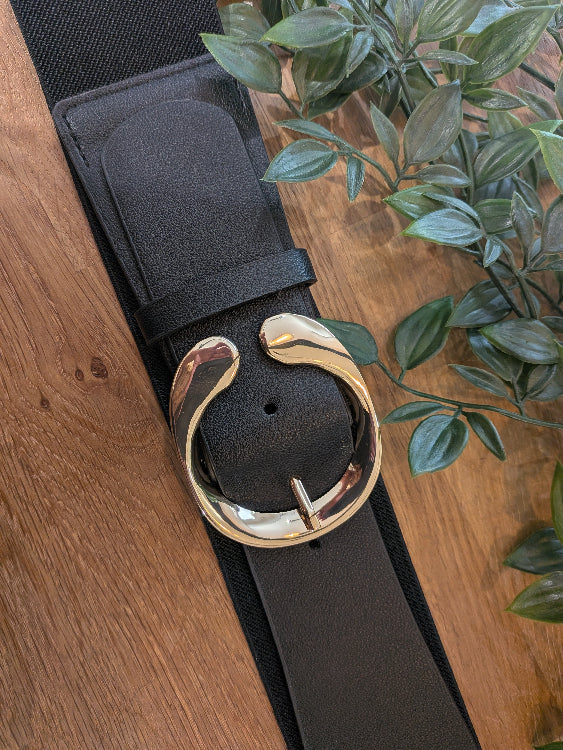 ceinture élastique boucle doré. Photo a plat colorie noir.