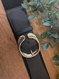ceinture élastique boucle doré. Photo a plat colorie noir.