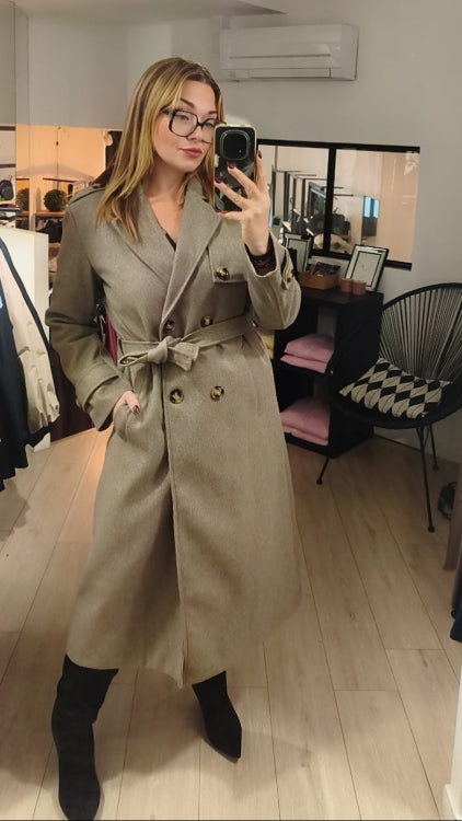 Manteau trench long colorie Taupe, Photo porté. 