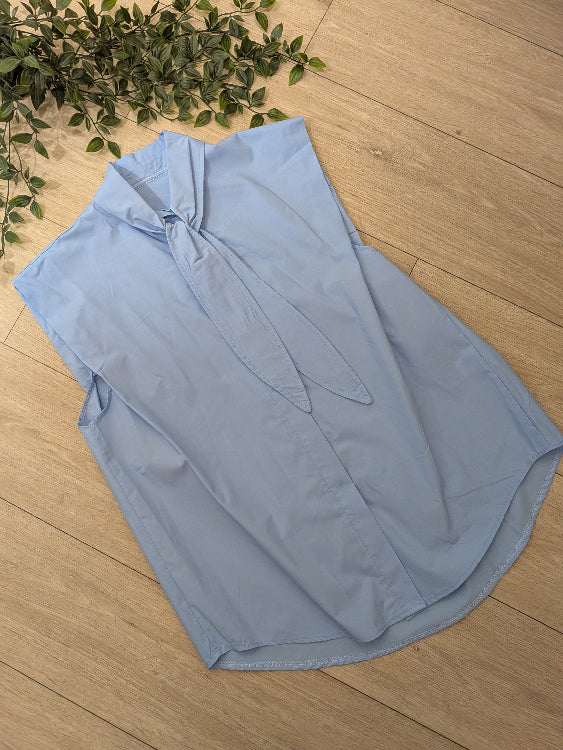 Chemise sans manches nœud. colorie Bleu ciel . Photo a plat.