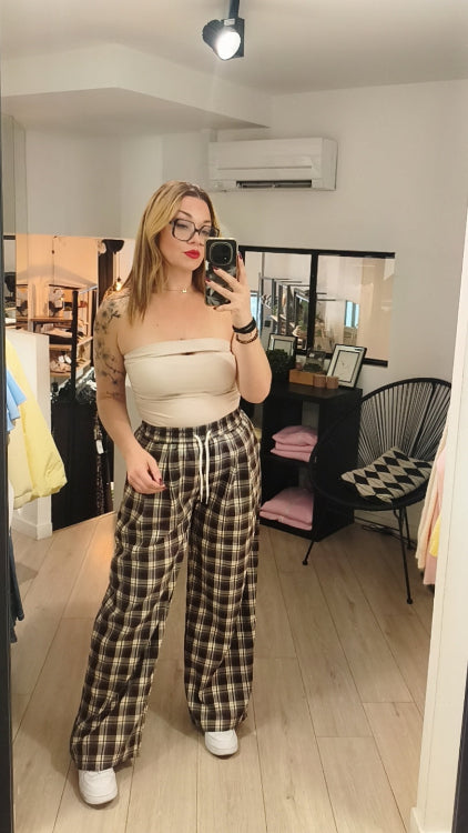 Pantalon a carreaux porté avec un bandeau fendu beige