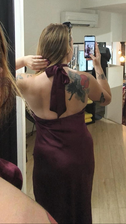 Robe longue en saton col montant . photo porté colorie bordeau dos.