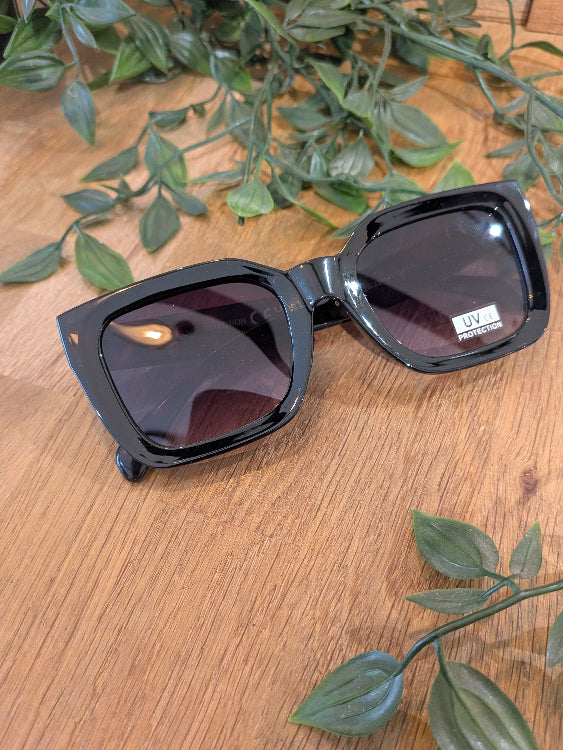 Lunettes de soleil carré en acétate. Colorie noir. 