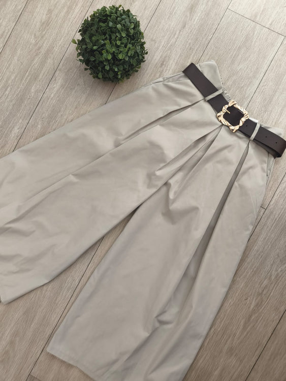Pantacourt beige . Photo a plat. 