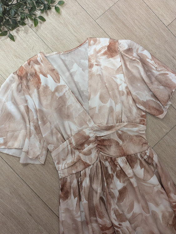 Robe longue en satin imprimé marbre . manches courtes. colorie beige . Photo a plat