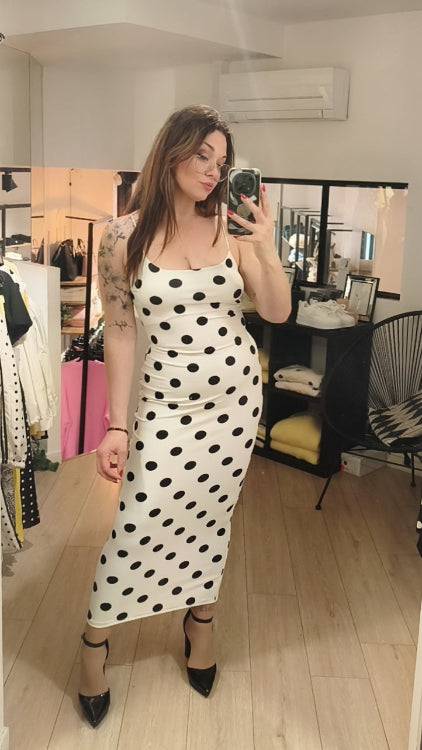 Robe longue débardeur en tissus blanc a pois noir. Photo porté. 