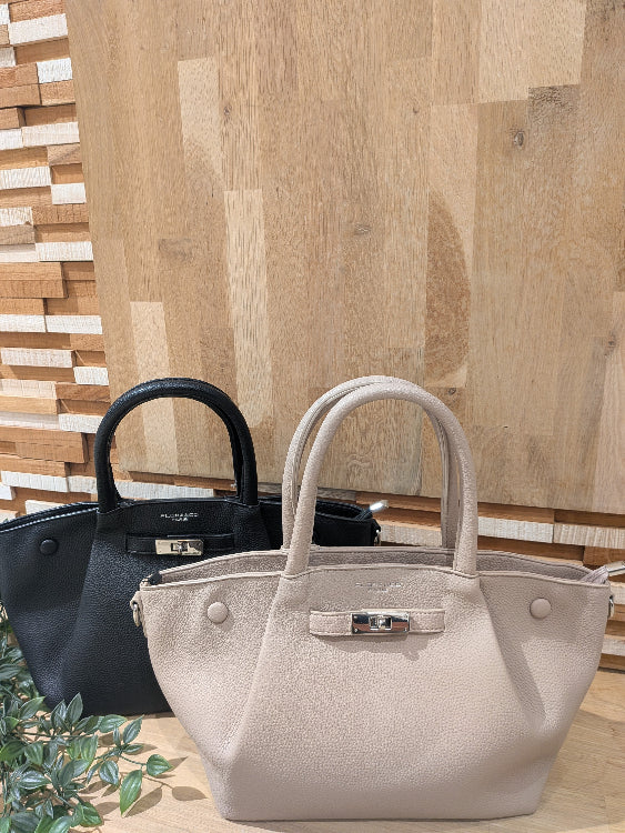Sac trapèze effet cuir grainé colorie beige et noir.