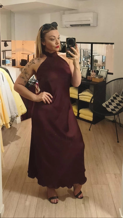 Robe longue en saton col montant . photo porté colorie bordeau.