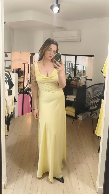 Robe longue en satin drapé dos nue. Colorie jaune. photo porté. 