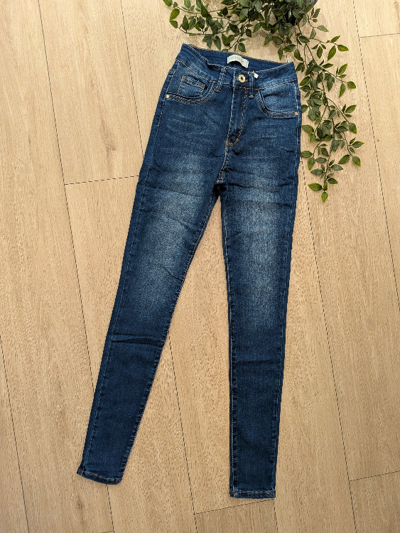 Jean slim bleu. photo a plat.