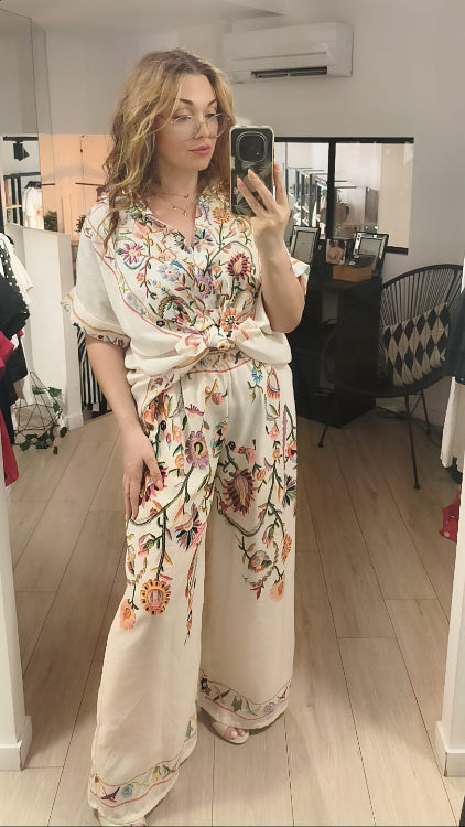 Ensemble composé d'une chemise et d'un pantalon en tissus imprimé fleuri. Photo porté. 