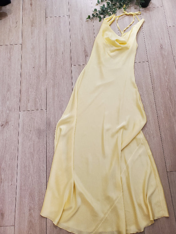 Robe longue en satin drapé dos nue. Colorie jaune. photo a plat. 