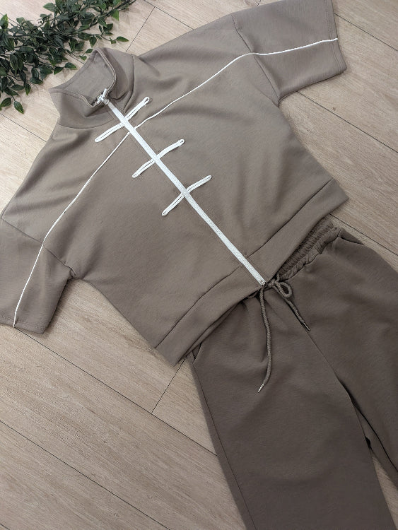 ensemble jogging style Qipao. photo a plat colorie taupe. 
