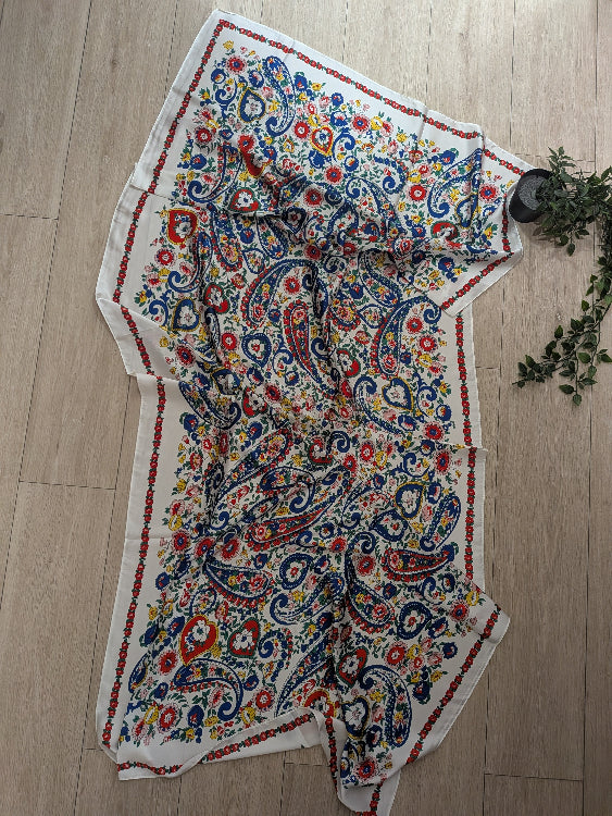 Grand foulard rectangulaire en satin imprimé fleurie. 