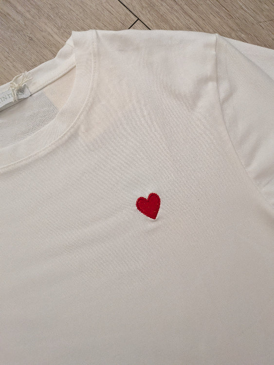 t-shirt coeur. photo détail broderie.