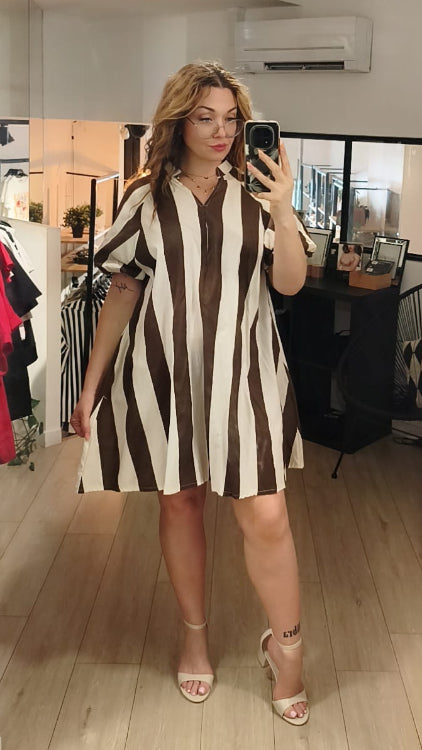 Robe courte forme trapèze en coton rayé. photo porté colorie marron  