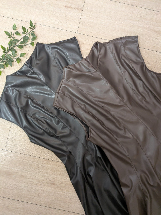Robe patineuse en simili cuir colorie marron et noir. 