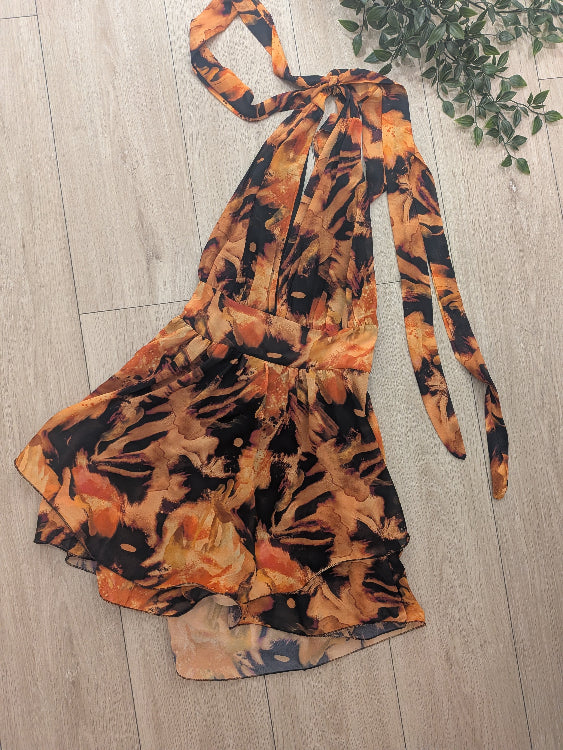 Robe courte imprimé a volant. colorie orange. Photo a plat