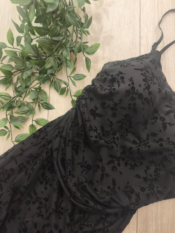 Robe longue en voile flocké velours. colorie noir
