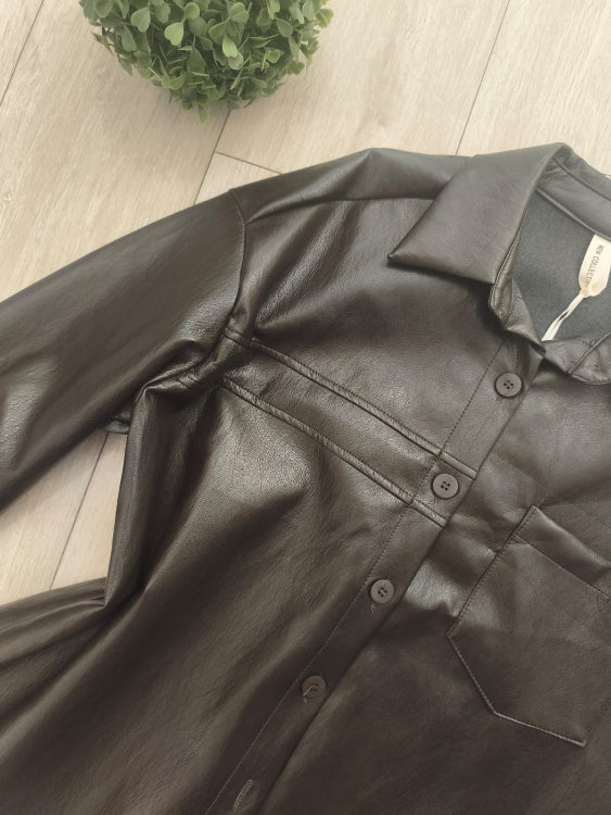 Chemise en simili cuir marron . photo a plat