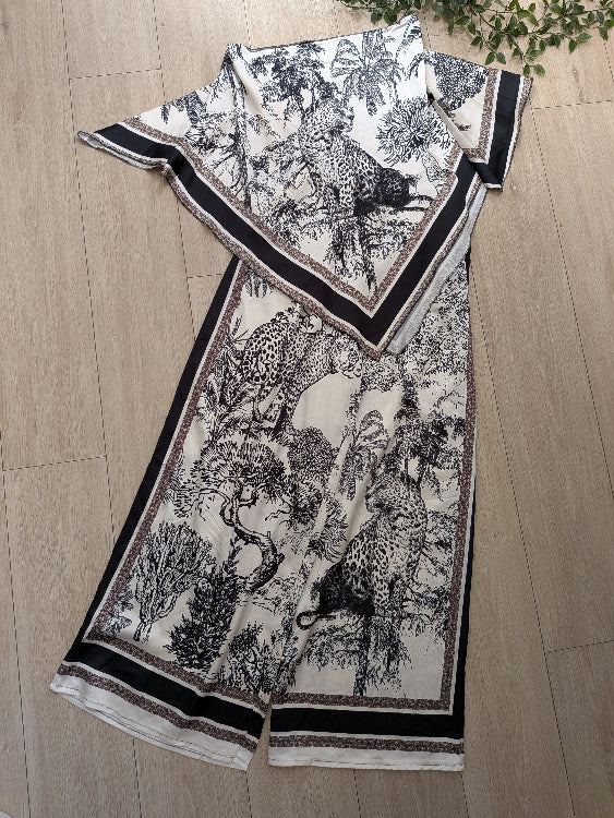 Ensemble foulard imprimé. photo porté a plat noir