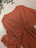 robe longue manche 3/4 volanté. colorie brique. photo a plat. 
