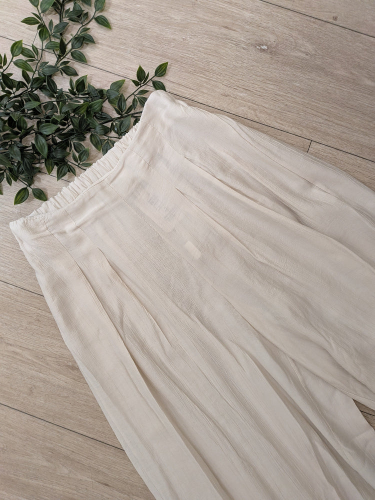 Pantalon large effet lin. Photo détail.  Colorie Beige . 