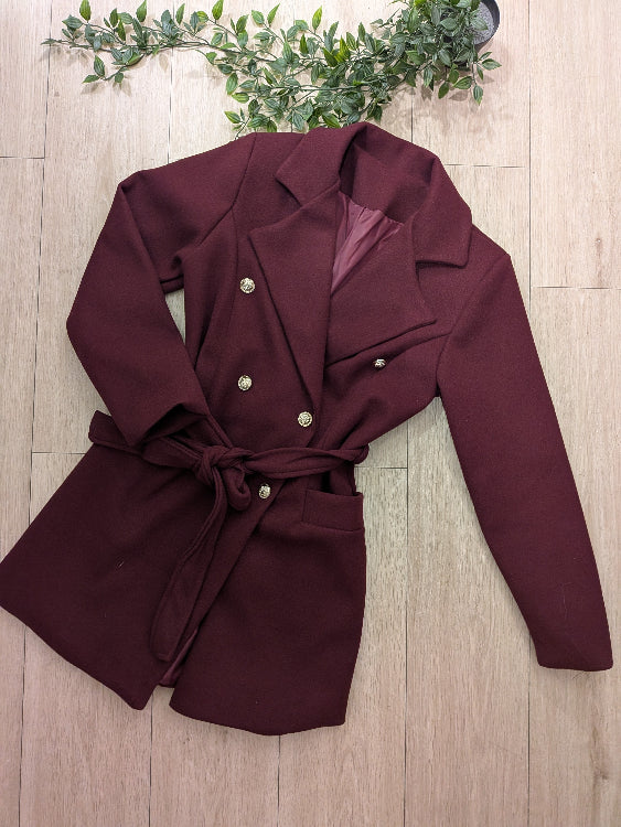 Manteau caban colorie bordeaux. photo a plat.  