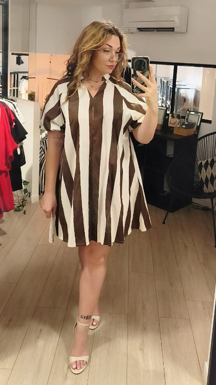 Robe courte forme trapèze en coton rayé. photo porté colorie marron  