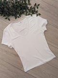Tshirt col V a dentelle. colorie blanc. photo a plat. 
